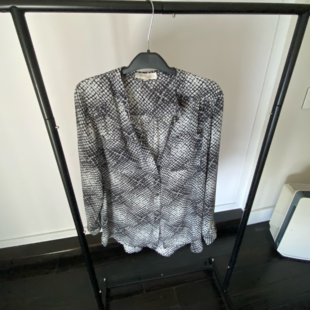 Woman’s black and white button down shirt